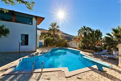 Villa à Valderice avec 6 chambres à coucher, 12 couchages