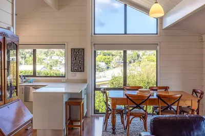 Image de Matai Cottage - Matai Cottage is a charming two-bedroom retreat that offers sweeping ocean views and relaxed, contemporary comfort. Perfect for couples, families, or small groups, the cottage blends the feel of a classic Waiheke getaway with modern c