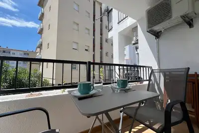 Studio près de la plage avec terrasse Av-76