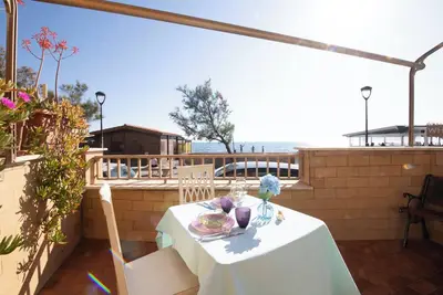 Image de Jade house facing the sea just a stone's throw from Rome