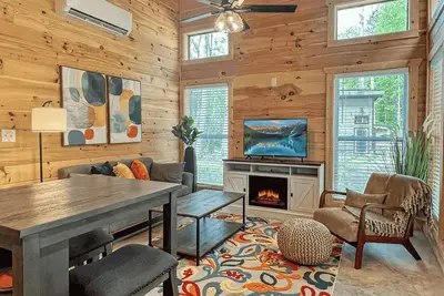 Image de Hot Tub • Dog-Friendly • Free Dollywood Tckt • Perfect for 2 • Whispering Woods