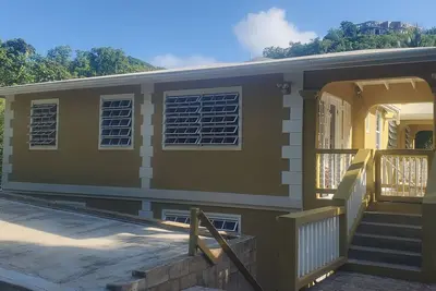 Image de Spacious 3-bedroom apartmen  on St Thomas west end. Five minute walk to the bay.