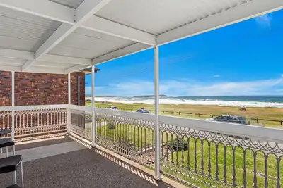 Image de The Beach House - Beach at your front door, only 30 seconds walk.