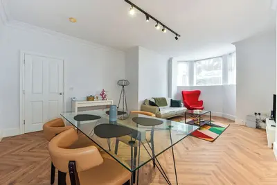 Image de Appartement élégant de 2 chambres près de la promenade de Southsea avec vue sur le jardin et intérieur moderne audacieux.