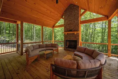 Image de Rustic Chic Lodge w/ Hot Tub, Fire Pit & Games