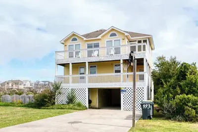 Image de Newly-updated oceanside 7br home w/ pool & hot tub!