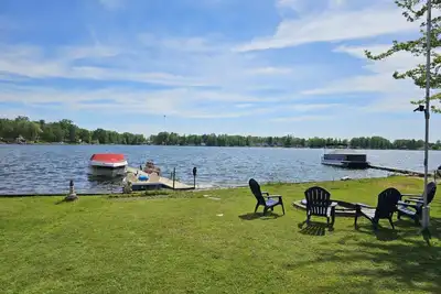 Image de Cozy/clean 3 Br Lakefront Cottage on N Dease Lake. 50' frontage-sandy swim area.
