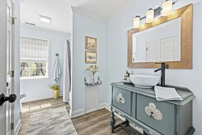 Image de Charming 4-bedroom house nestled on 5 picturesque and tranquil wooded acres!