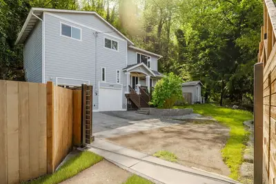 Image de Musician’s Escape in South Seattle Near It All