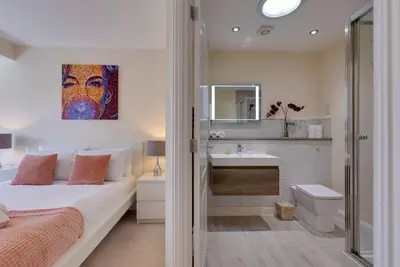 Image de Modern and Spacious Townhouse with Free Parking | Pass the Keys