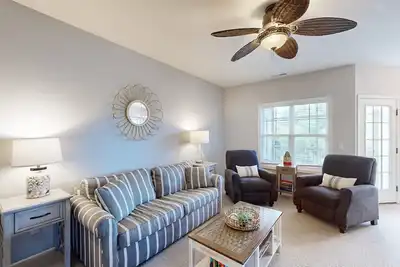 Image de Villas at Bay Crossing pet friendly condo w/shared pool, balcony