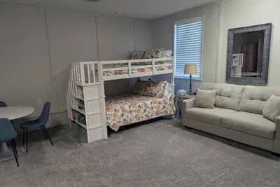 Image de Spacious 5 bedroom 5 bathroom remodeled home great view of beautiful Beaver Lake