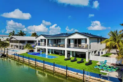 Image de Resort-Style Beach House Paradise 6 Br Suites Pool & Heater 100 Ft Dock