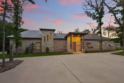 Image de Serene Shores: Lake Front- Pool & Hot Tub