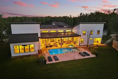 Image de Tranquil Tides: Lake Front- Pool & Hot Tub