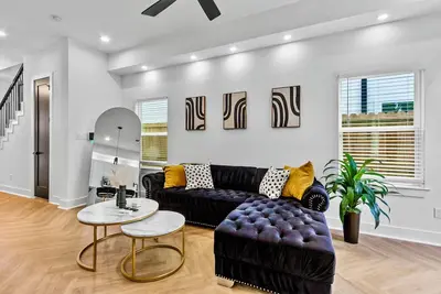 Image de Luxury 4br Escape 10mins to Nrg stadium, Dwtn Htx, MedCtr, and the Zoo!