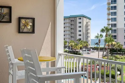 Image de Gulf View condo with a king bed, bunk setup, and L-shaped balcony in Perdido Key