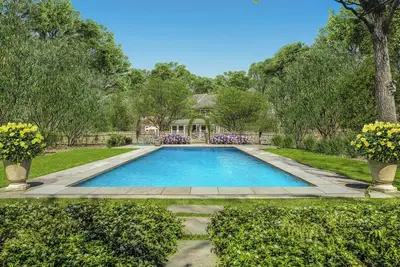 Image de Spacious Southampton home, private pool, large modern kitchen