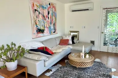 Image de Quiet and Charming Old Hailey 2 br/1. 5 ba Artist's Bungalow with Lovely Garden