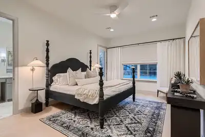 Image de Stunning home with pool, walking distance to the square