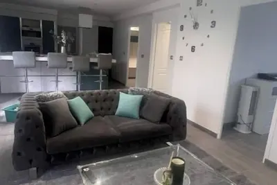 Image de maison/jardin/piscine/20 min de Paris