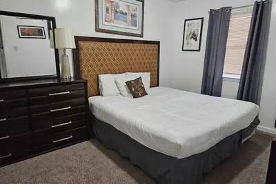 Image de 5 Br Secluded Abundant Parking-Minutes from Downtown & Airport.