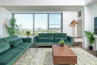 Central Square 3br Condo with Downtown View, Gym and Parking! 8 Sleeps