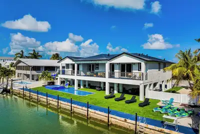 Image de Resort-Style Beach House Paradise 6 Br Suites Pool & Heater with Ice-machine