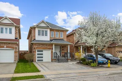Image de Family Home, sleeps 8-3bdrm-3bath-Parking-Wonderland-Private Back yard-Vaughan