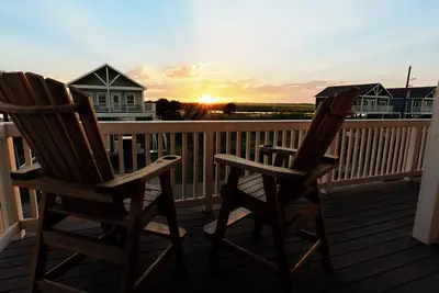 Image de Newly built bungalow w/sunset & gulf views - 3 blocks to beach - sleeps 6