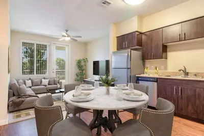 Image de Stylish 2br Condo w Fireplace at Lawrence Station