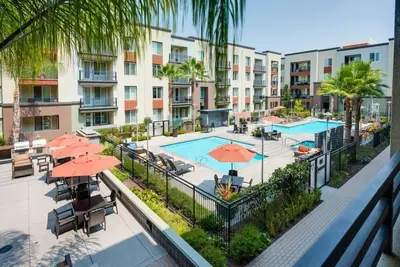 Image de Lawrence Station 2br Gem – Poolside Living
