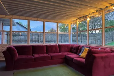 Image de Charming 3-Bedroom Farmhouse, 10 Mins from Downtown, 10 mins from Airport