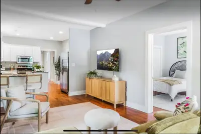 Image de Modern 3br Downtown Retreat - Bright Stylish - 5 min from WakeMed