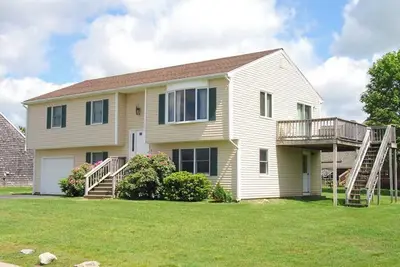 Image de 4 Bedroom Summer Home with Spacious Deck