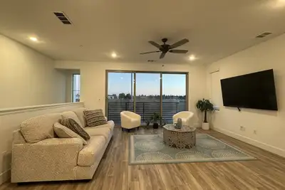 Image de Charming 2-bedroom townhome with garage, pool access, & all utilities included.