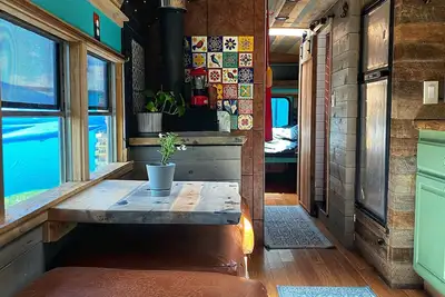 Image de Charming Tiny Home/ school bus conversion in marvelous Cortez with WiFi