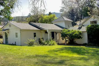 Image de This Old Farmhouse. A few short minutes from town yet feels like sweet country.