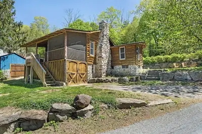 Image de Cozy 2-bedroom cabin in Andover with WiFi, W/D Ac, Backyard, Front Porch & Grill