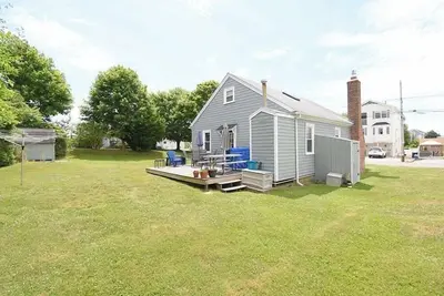 Image de This house is a 4 bedroom(s), 1 bathrooms, located in Narragansett, Ri.