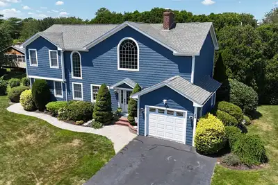 Image de Colonial Beach Home!