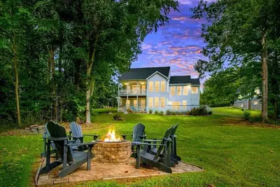 Image de Lakefront Lake Anna, Boat Dock, Hot Tub, Deck View