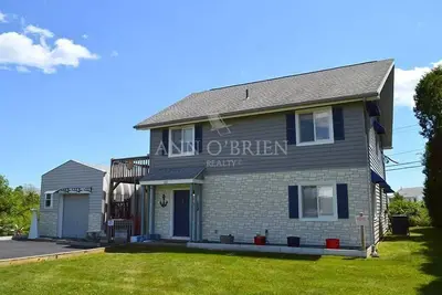 Image de This house is a 6 bedroom(s), 3 bathrooms, located in Narragansett, Ri.