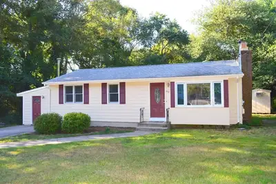 Image de This house is a 3 bedroom(s), 1 bathrooms, located in Narragansett, Ri.