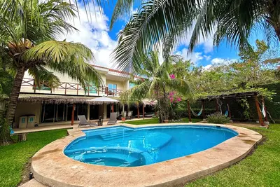 Image de Escape to your own private family resort in beautiful Cancun!