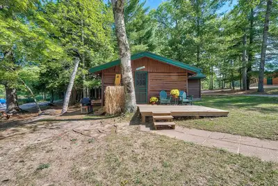 Image de Beach + Game Room Access: Lakefront Levering Cabin