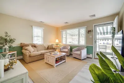 Image de 1 Block to Brigantine Beach: Breezy Home w/ Patio!