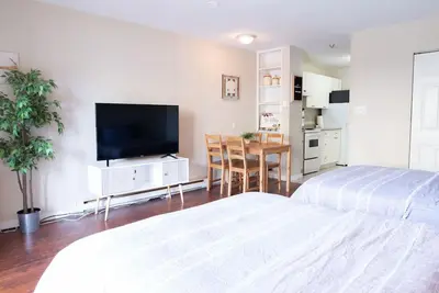 Image de Beachy 2 Bed Studio Suite, Balcony and 4 Min to Lake