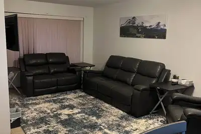 Image de Cozy, quiet 2-bedroom condo in welcoming Delta with WiFi & 1 car attached garage