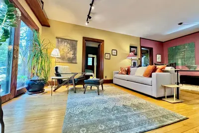 Image de Cozy Zen Retreat by Lake Bde Maka Ska; perfect for getaways, families & friends